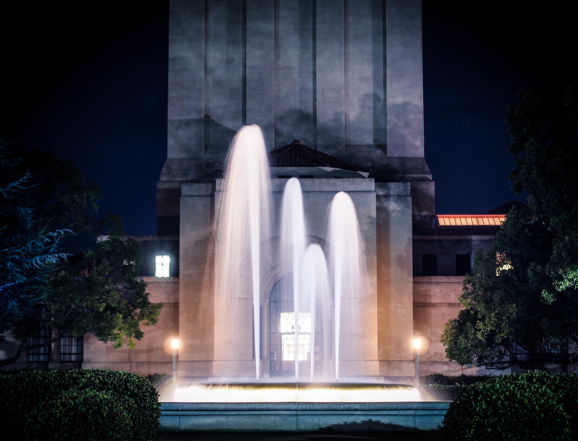 Stanford fountain in front of Hoover tower